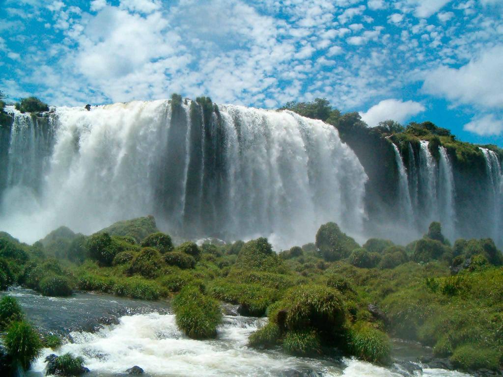 Round trip tickets from Buenos Aires to Iguazú. Excursion to the impressive Iguazú Falls.