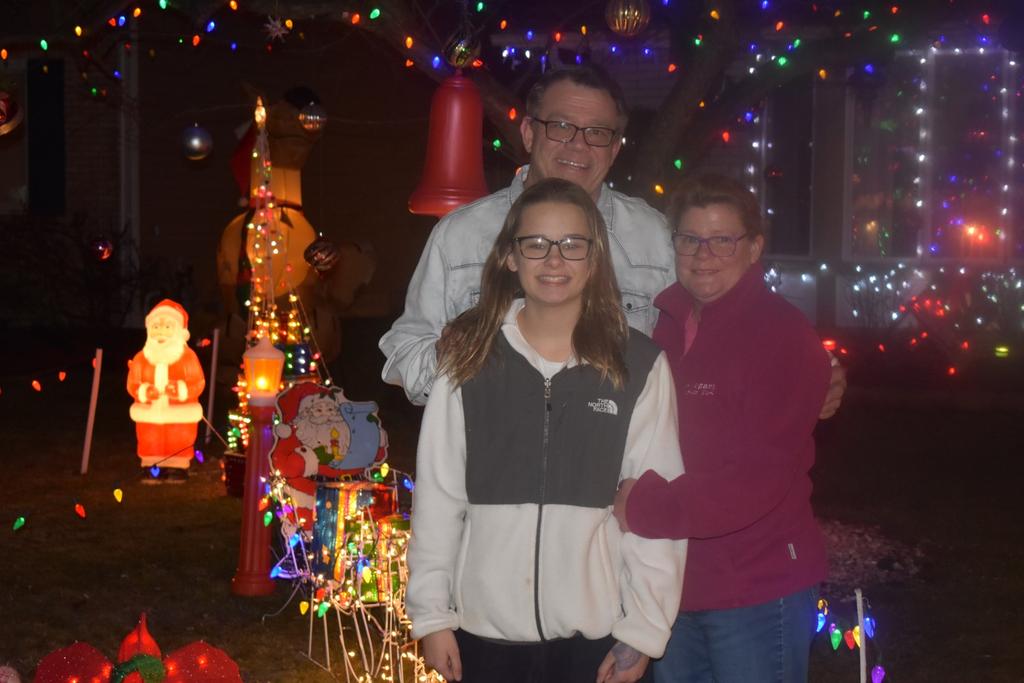 WIND IN THE WILLOWS News for Willow Ridge Civic Association Members December 2016 Neighbors Help Light Up the Night In This Issue 2 Board Contacts Lighting contest 3 President s Message 4 Minutes 5