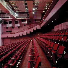 The stage floor opening is between 9 and 13 metres wide and 15 metres deep, the proscenium measures 39 m 2 and is 6 metres high; the