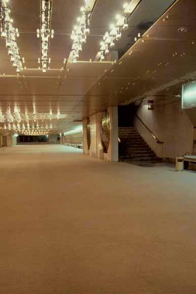 Taking into account the number of participants and type of event, part of Foyer II, measuring 400m2, can be divided into two or four smaller halls (E1 E4) by means of partition walls.