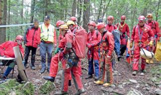 Sledila jima je ekipa za vzpostavitev komunikacijskega omrežja (točke javljanje v jami) in za njo preostale reševalne ekipe.