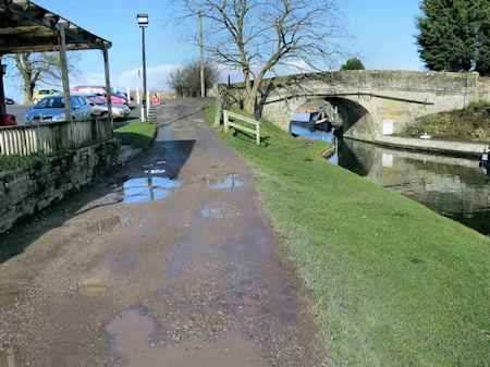 Showers: - Unknown. Other: - Unknown. Charges: - Boating licence: - You will need a C&RT licence to use the canal.