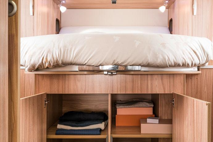 Handy shelves At the head end of the queen-size bed, deep storage compartments on both sides provide enough storage space for all