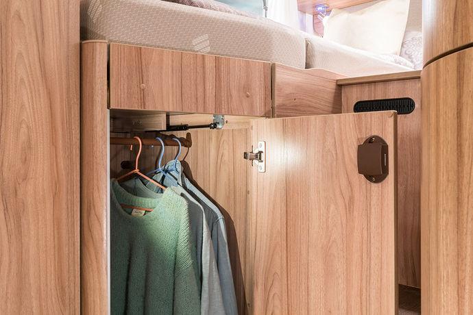 Under-bed wardrobe Wardrobes The wardrobe at the foot of the queen-size bed in the HYMER T-Class CL 698 has plenty of room for you