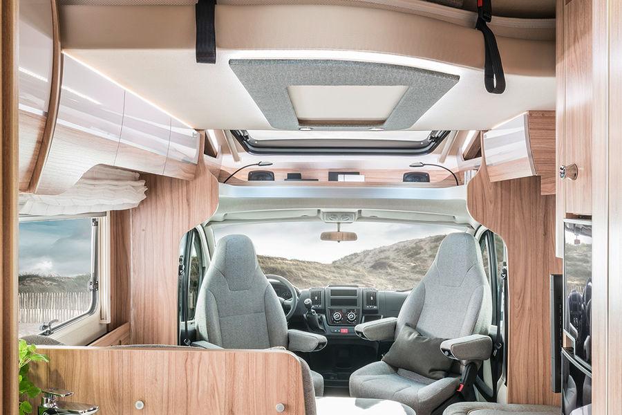 Virtually invisible. The redesigned fold-down bed blends in perfectly in the living area, both in the area of the overhead lockers and with the roof lining itself.
