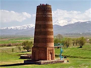 Next, stop at the Burana Tower, one of the only existing watch towers remaining from the old Silk Road. The settlement that formerly surrounded it, Balasagyn, has disappeared.