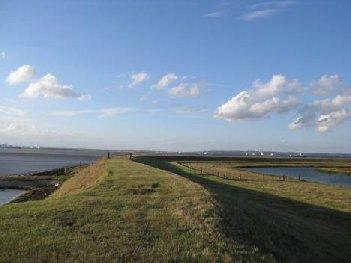 Thames Estuary Path Section 54 Egypt Bay North Kent Condition of the waterfront Barriers to development Links and Access Key Recommendations The flood defences comprise a concrete sea wall up to the