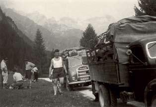 S "poldobusi" na poti po Dolomitih od 13. do 15. avgusta 1948 izstopa leto 1971 z 39 izleti in skupno udeležbo 882 planincev. Potres v Furlaniji in Posočju leta 1976 je začasno ohromil delo društva.