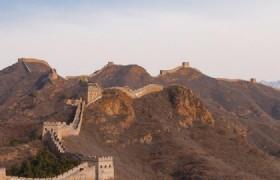 The Jinshanling Great Wall stretches a length of 10 kilometers from the towering Wangjinglou Tower in the east to
