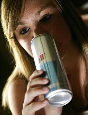 Energijske pijače nevarnost v majhnih stekleničkah Be s e d i l o: Katja Gornik je, da otroci začnejo tovrstne pijače uživati že zelo zgodaj in se na ta način začnejo privajati na substance, ki lahko