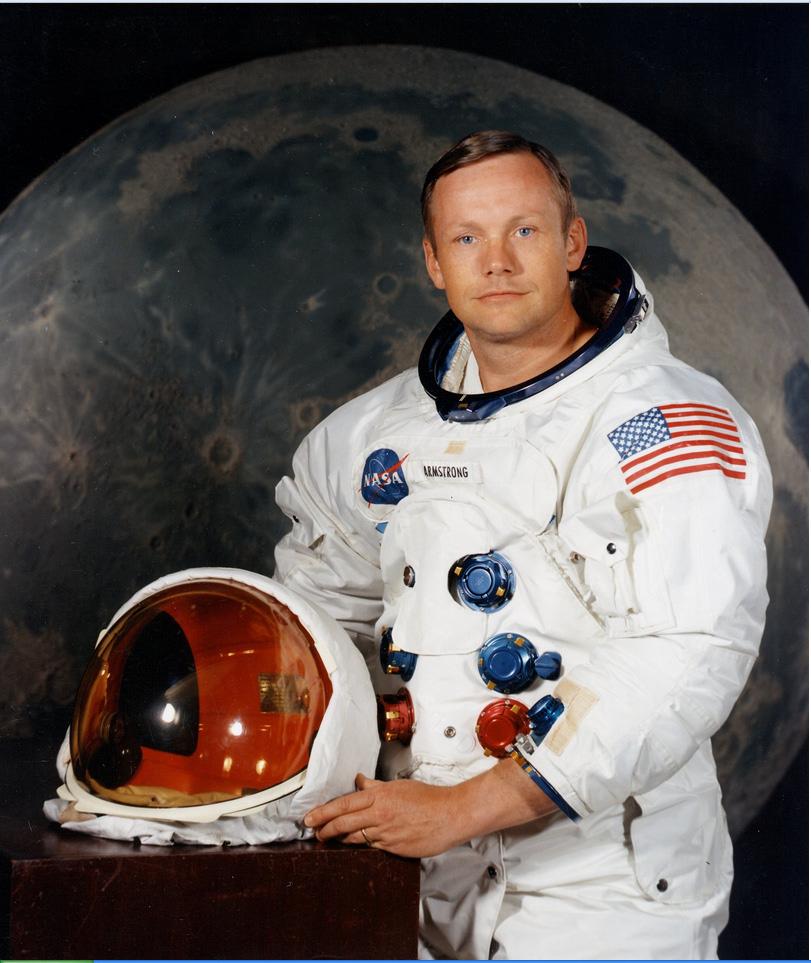 Poveljnik odprave je bil Neil Armstrong, ki je bil prvi človek, ki je stopil na Luno, v odpravi pa sta bila tudi pilot Komandnega modula Kolumbija Michael Collins in pilot lunarnega modula Orel Edwin