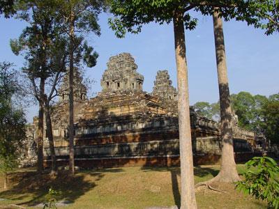 We have chance to see a massive perimeter wall and a moat with five monumental gates and covers an area of more than ten square kilometers, the Baphuon and the Terrace of Elephants, the Bayon with a