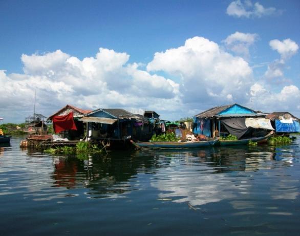 The small village is home to families who unlike other floating communities still live in wooden house boats. The village moves throughout the year, depending on the water levels of the lake.