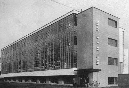 Bauhaus mátti líða fyrir fordóma og misskilning í þjóðfélaginu og sögu skólans lauk með valdatöku þjóðernisjafnaðarmanna árið 1933.