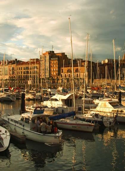 DAY 6 THURSDAY CANDÁS - AVILÉS- GI- JÓN - LUARCA We begin the day discovering Avilés, an ancient city with a precious old town, and Gijón, a city that opens up to the Cantabrian Sea and is alive with