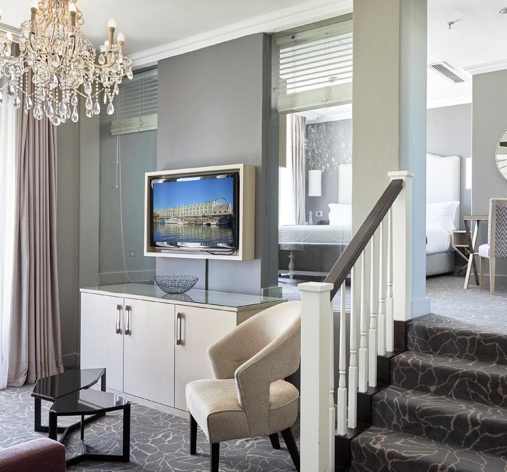 Average Room Size: 35 to 54 m 2 JUNIOR MOUNTAIN SUITE Offering exceptional views of Table Mountain and the harbour, the Junior Mountain Suite is a