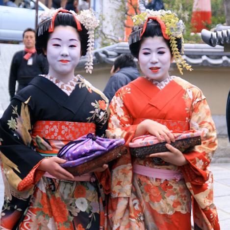 京都 October 23, 2017 Kyoto This morning we ll explore a district of Kyoto known as Gion, where we ll likely catch sight of a few of Kyoto s apprentice geisha on the way to their lessons.