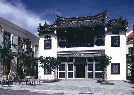 River House was built in the 1880s by Tan Hiok Nee (1827-1902), a prominent Teochew pepper and gambier merchant, and was known as Lian Yi Xuan in Mandarin.