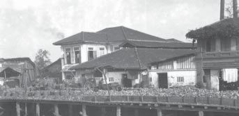 A pineapple canning factory in Singapore, 1915 Pineapple canning was a very successful early manufacturing industry in early 20th century Singapore, 1952 A view of Read Street with pre-war houses and