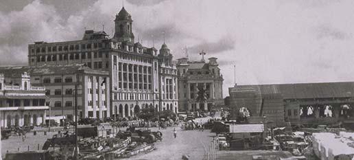 During the early 20th century, new commercial buildings emerged along Collyer Quay, forming a striking skyline often compared to the famous Bund in Shanghai, China.