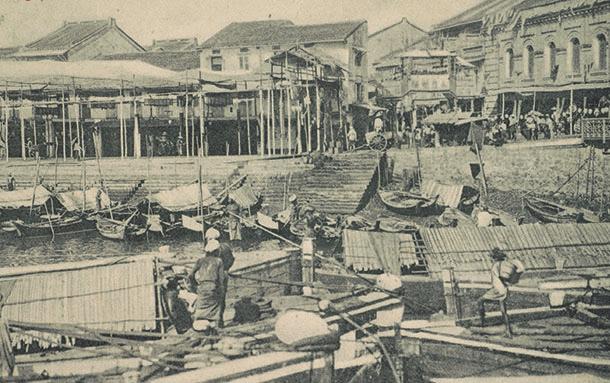 1 THE SINGAPORE RIVER WALK: AN INTRODUCTION A view of Boat Quay teeming with men at work on the boats parked cheek by jowl at the harbour, with rows of godowns (warehouses) situated along the river