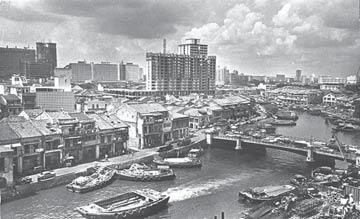 Two Teochew opera houses were based in the vicinity, while the bridge became a gathering site for labourers and boatmen who would listen to Teochew storytellers in the evening.