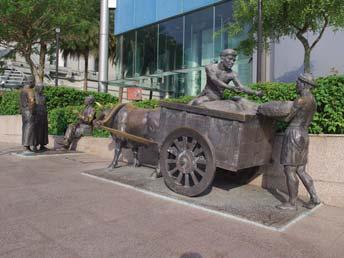 THE RIVER MERCHANTS BY AW TEE HONG At the northern end of Boat Quay, between Elgin Bridge and Coleman Bridge, is a snapshot from the past, cast in bronze by Chern Lian Shan (b. 1953).