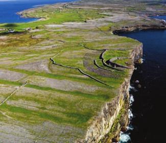 Castle and Folk Park Cliffs of Moher Flight to Inis Mór Tour of Connemara Kylemore Abbey and Gardens Giant's Causeway Carrig-a-rede rope bridge Shorter Day Tour DC08 The Wicklow Mountaineer The