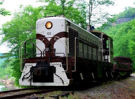 TOUR 2 BIG SOUTH FORK SCENIC RAILWAY Ride the Kentucky & Tennessee Railway on a three hour, 14-mile round trip into the Daniel Boone National