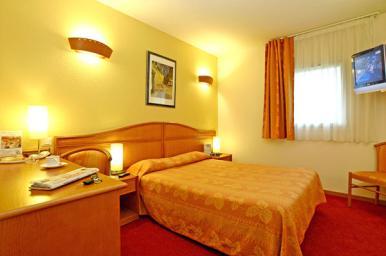 Details of accommodation Prices Hotel l Escale (near the see)prices for the room Room with a single bed(1person)35 Room with