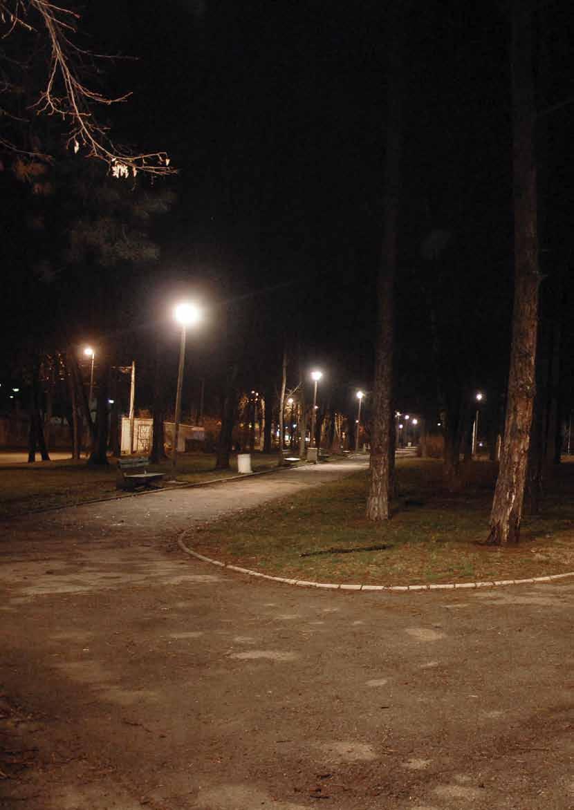 ПОД СЈАЈЕМ ХАЛОГЕНИХ ЗВЕЗДА Парк код Војне гимназије је најзад адекватно осветљен. Једно од најлепших места за шетњу и опуштање у читавом Београду сада је постало безбедно за ноћне пролазнике.