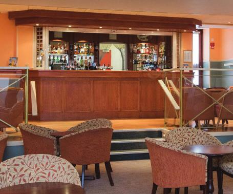 offers excellent facilities including a bar, lounge, coffee shop and sun