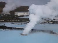 V nekaterih delih sveta, na primer na Islandiji, so količine geotermalne energije, ki doseže površino, občutno večje kot drugod in se jo da neposredno uporabljati za ogrevanje hiš.