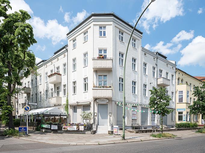 INVESTMENT ACTIVITY INVESTMENTS: NEW ACQUISITION IN GERMAN RESIDENTIAL IN Q3 Acquisition of 1,590 residential units > 217 million ( 140 million Group Share); 1,740/m² ( 2,050/m² in Berlin) >