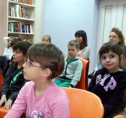 Зорица Илић, преводилац, кроз разговор је заинтересовала децу за јунаке књиге и њихове авантуре. Следиле су игре у тимовима, а онда и изненађење за све учеснике - торта у облику чарапе.