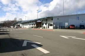 Vancouver Island and Sunshine Coast Region Air Transportation Outlook 22 3.6.2 Airfield The airport has two runways: Runway 12/30 is a 10,000 foot long concrete runway that is 200 feet wide.
