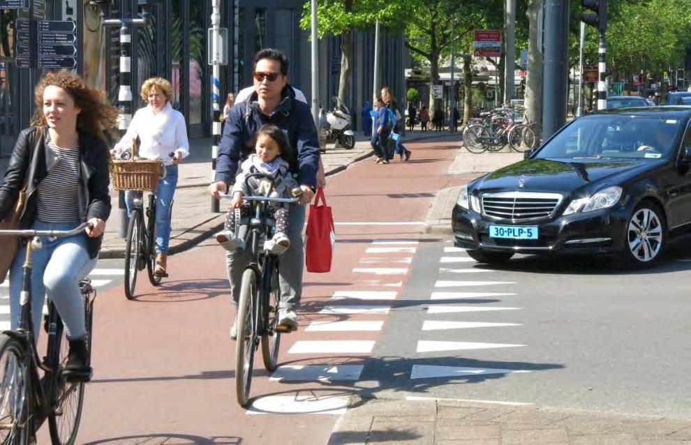 SEPARATED BICYCLE LANE // PRINCIPLES Safety: Minimize conflicts