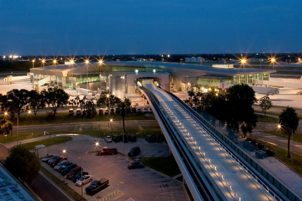 Tampa International Airport Highlights Tampa International Airport is one of 29 large hub airports in the nation. 19,100,318 passengers served (12 months ending May 2017).