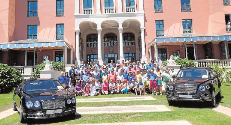 4 ANDALUCÍA COSTA DEL GOLF August 2017 Group photograph of competitors, organisers and sponsors of the Costa del Golf Tour on the steps of the Villa Padierna hotel.