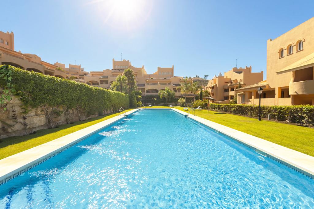 Located only 5 minutes driving distance to Santa María Golf as well as shopping and