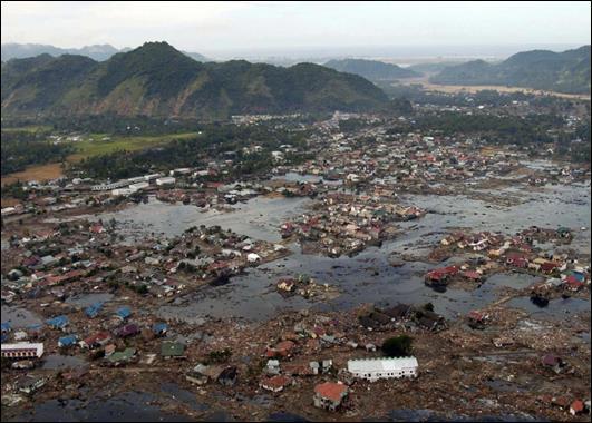 Potpuno je uništena lokalna infrastruktura Pola milijuna ljudi ostalo bez domova Prouzročena šteta iznosi preko 5 milijardi US dolara Tsunami je uništio