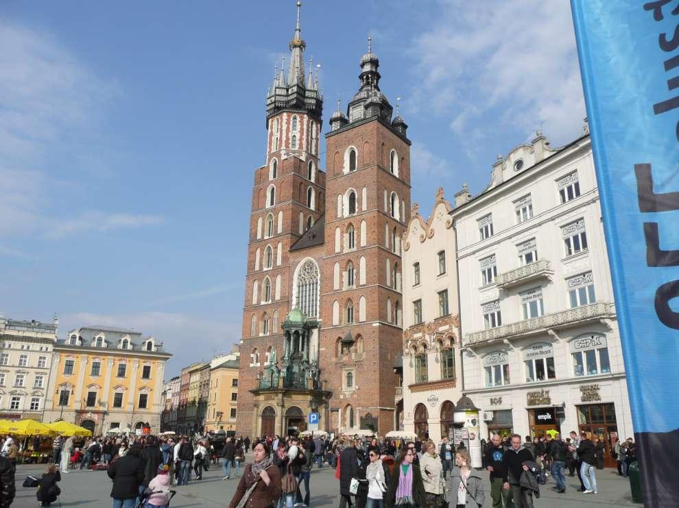 EUROPEAN HISTORY TOUR 16 BERLIN/POLAND Day 9 Friday 7 th July 0530 Breakfast at accommodation (collect breakfast packs) 0600 Coach transfer to airport 0850 Depart Berlin for Krakow 1015 Arrive Krakow