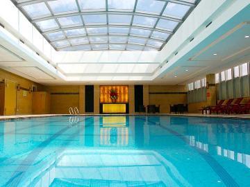 The hotel s health and fitness centre is equipped with a gym, sauna, and indoor pool, while the 4 restaurants offer a range of dining options.