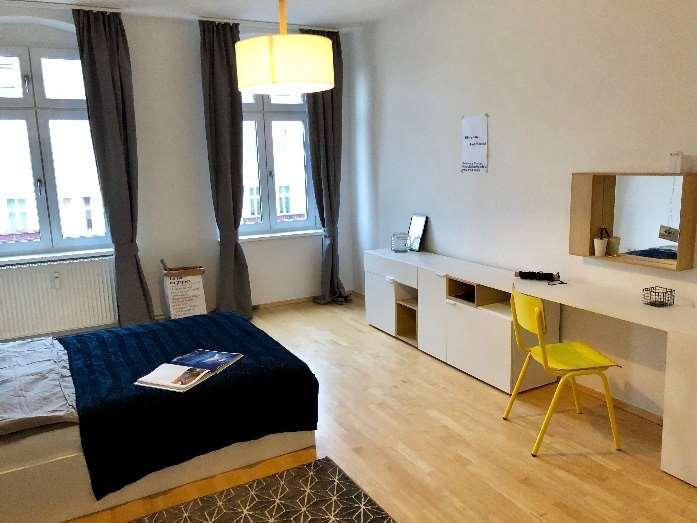 SUPPORTING NEW TRENDS: NEW COLIVING & FURNISHED APARTMENT OFFER A fast growing demand from students and business travellers +20% of students in Berlin since 2011 (number in 000) +20% 180 150 2011