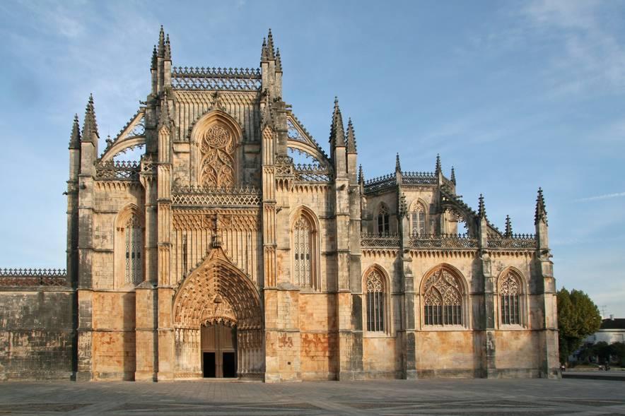 This dazzling architectural ensemble was born out of a promise the King, João I, made in thanks for his victory at Aljubarrota, a battle fought on August