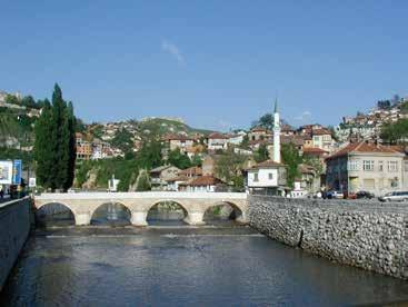 Po dolasku u Sarajevo, u ranim popodnevnim satima, razgled grada: Bašćaršija, Gazi Husref-begov bezistan, Gazi Husref-begova džamija, gradska vijećnica, inat kuća, katedrala, kazandžijska ulica,
