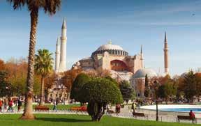 ljeće; do 15. st. bila je bizantska crkva, kasnije džamija, a danas muzej predložen od mnogih povjesničara kao osmo čudo svijeta), Plavu Džamiju (za mnoge najljepšu džamiju u gradu iz 17.