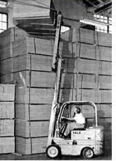 Slika 2.4.:Viličar sa vilicama i povišenim jarbolom [17] Do 1950., postalo je jasno da su potrebne učinkovitije metode za pohranu i skladišta su se počela širiti prema gore, a ne u širinu.