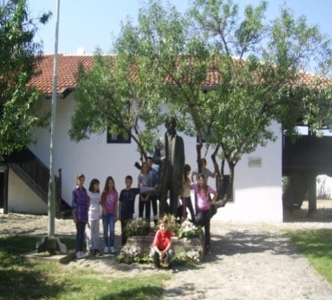Учитељица је питала ученике шта знају о Хајдук Вељку, а затим испричала да се његов коњ звао Кушља и да је споменик окренут у правцу Видина.