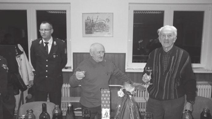 IZ DELA NAŠIH DRUŠTEV Praznovanje 90-letnice Te dni je praznoval svoj visoki življenjski jubilej 90 let in 70 let pripadnosti gasilcem Ivan Šerjak iz Pijave Gorice.